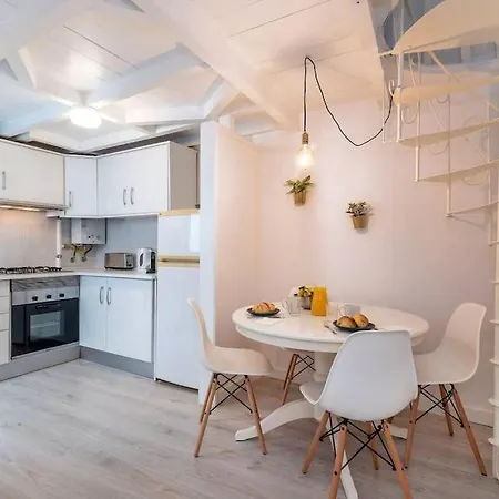 Duplex Lx Factory 2 Bedroom - Patio - Free Parking Лиссабон
